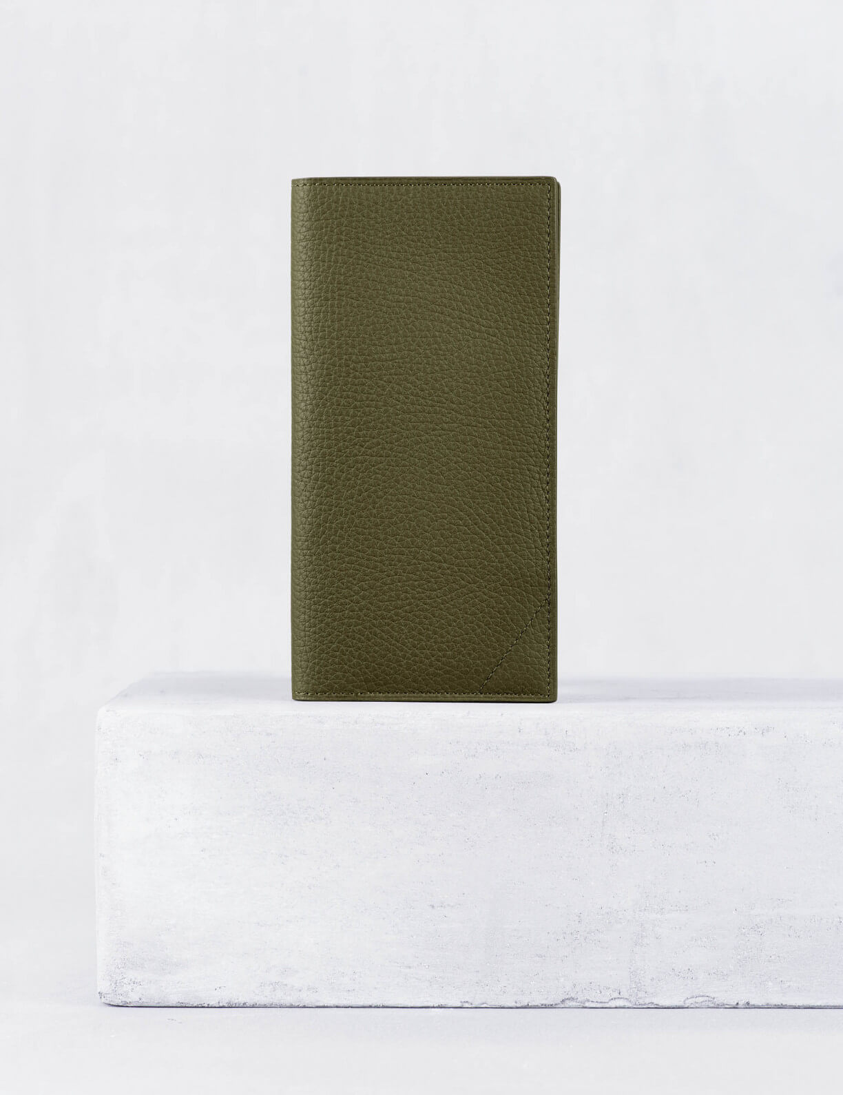 21.03 Wallet with zipped coin pocket in leathe