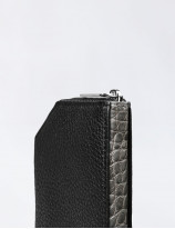 21.07 Zipped wallet in leather