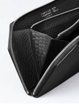 21.07 Zipped wallet in leather