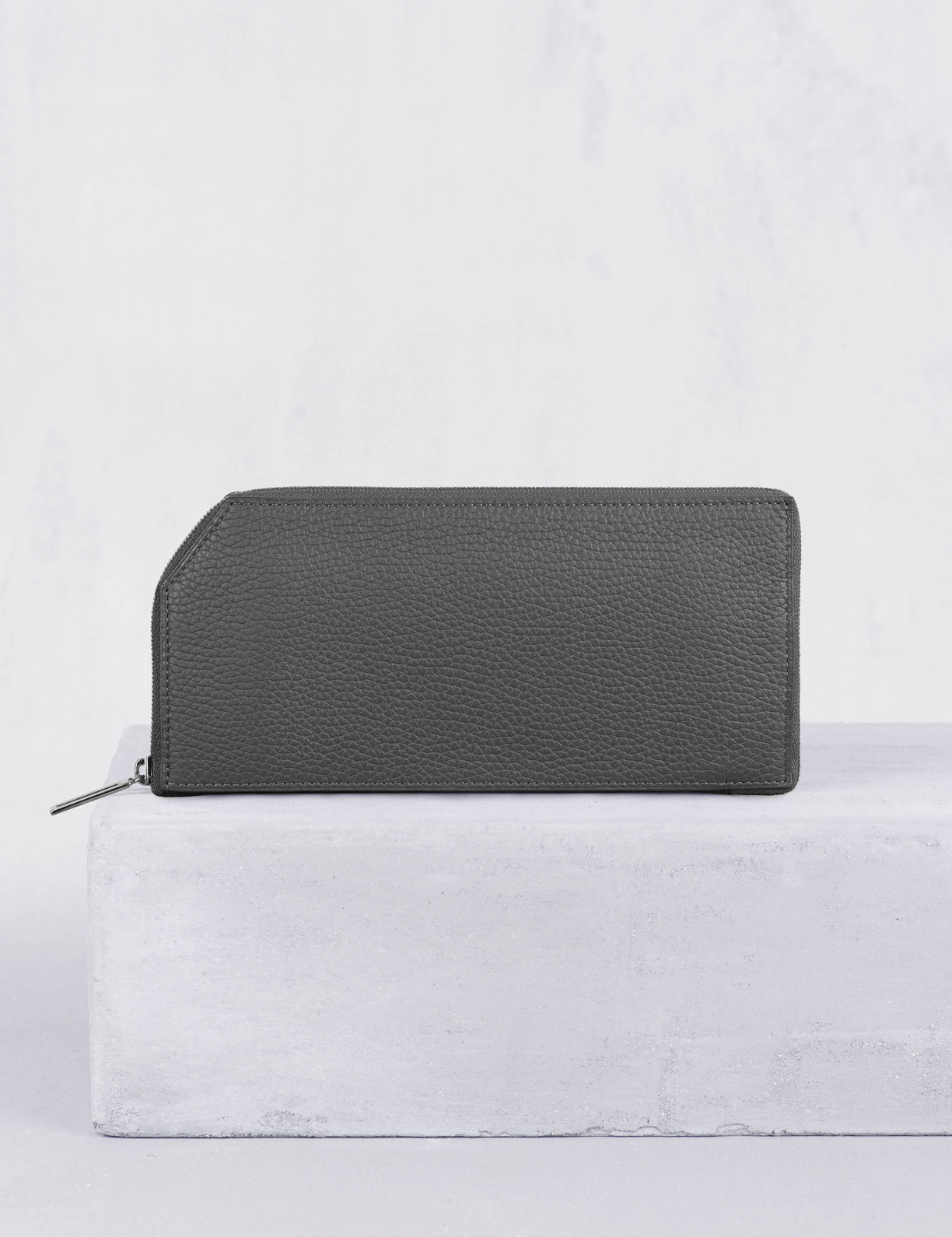21.07 Zipped wallet in leather