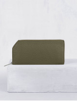 21.07 Zipped wallet in leather