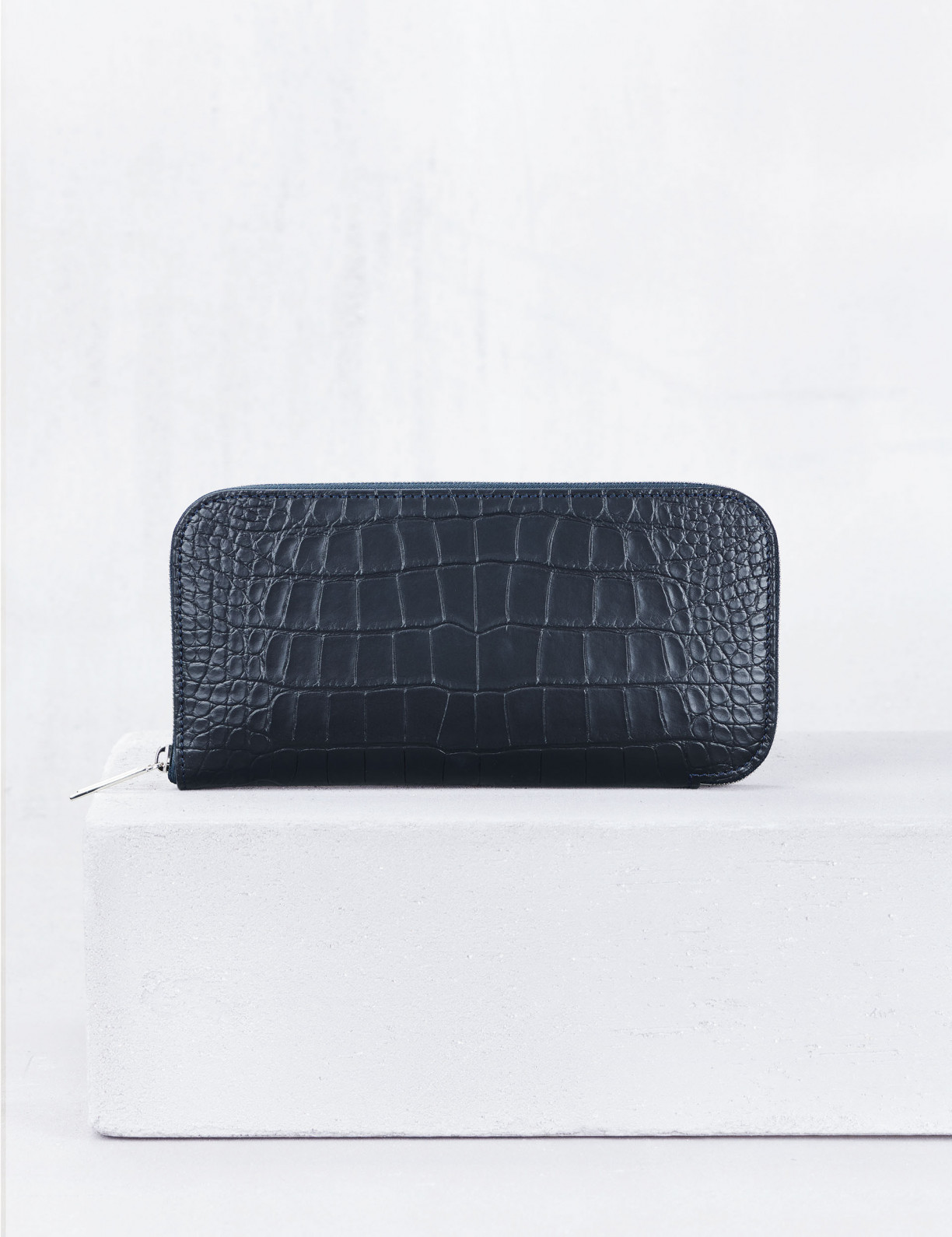 31.01 Zipped wallet in leather