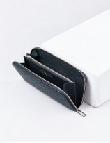 31.01 Zipped wallet in leather