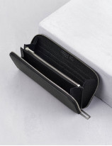 31.01 Zipped wallet in leather