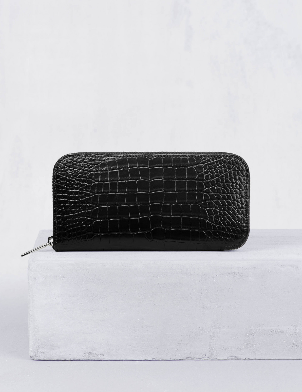 Luxury zipped wallet in alligator leather