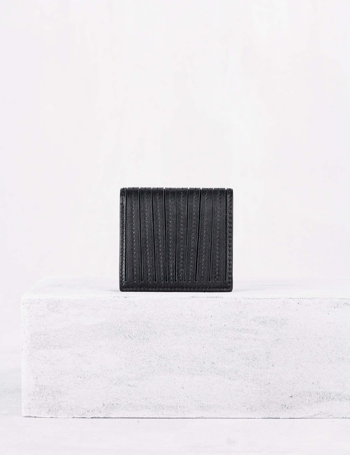 21.22 Compact wallet in leather
