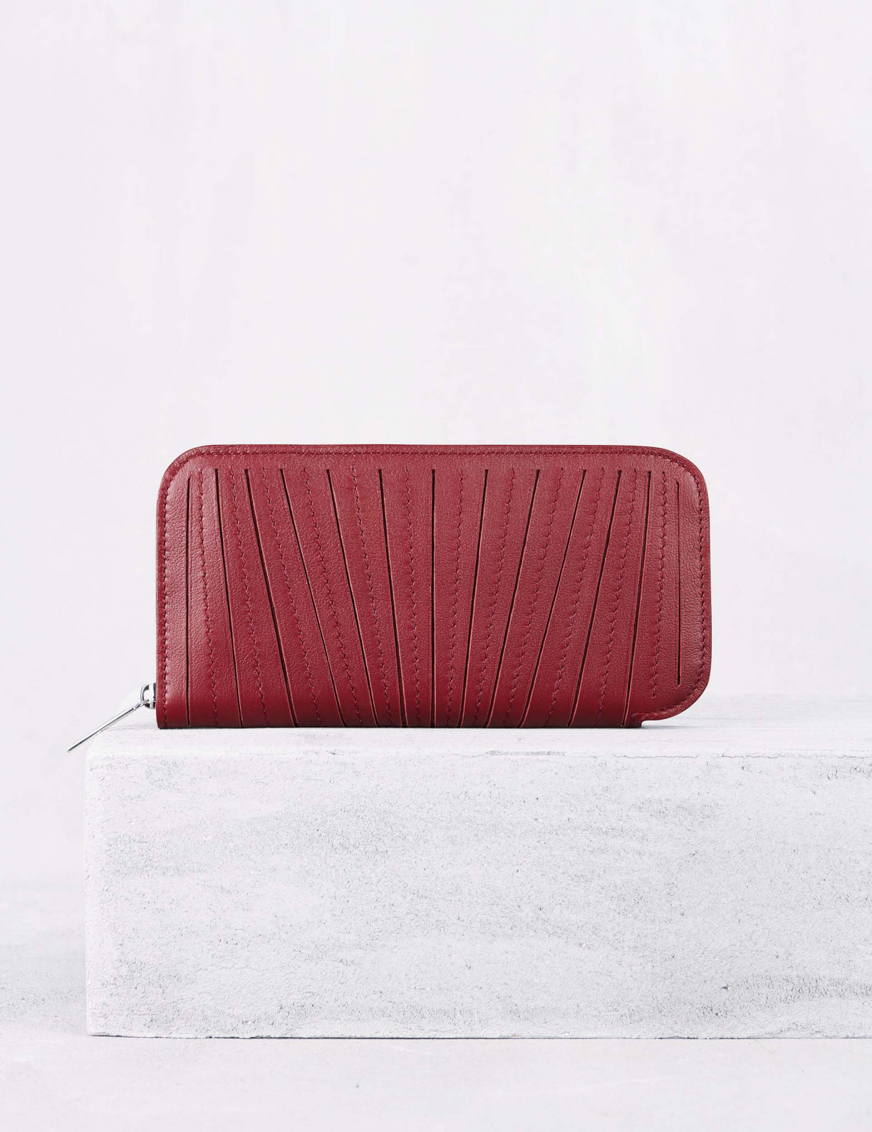 31.01 Zipped wallet in pleated leather