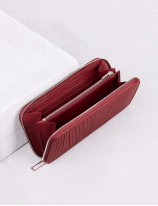 31.01 Zipped wallet in pleated leather