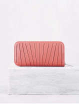 31.01 Zipped wallet in pleated leather