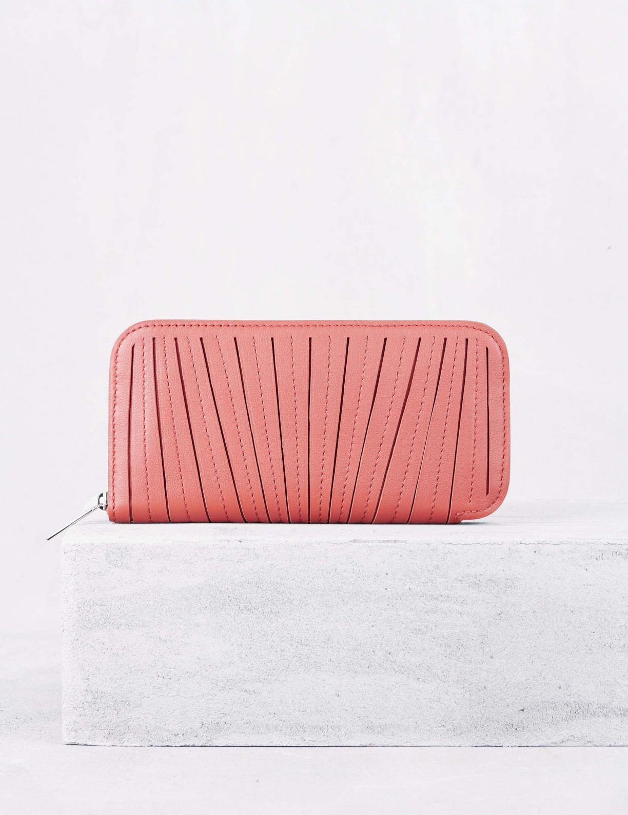 31.01 Zipped wallet in pleated leather