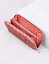 31.01 Zipped wallet in pleated leather