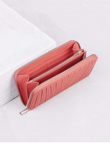 31.01 Zipped wallet in pleated leather