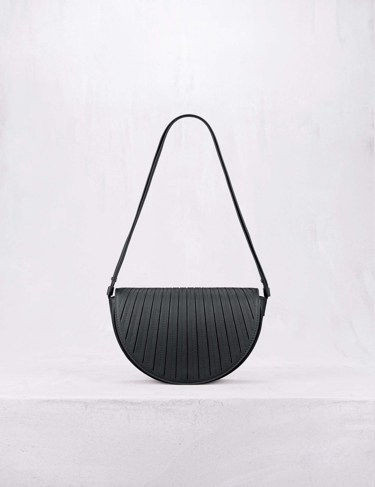 32.04 Cross body bag in pleated leather