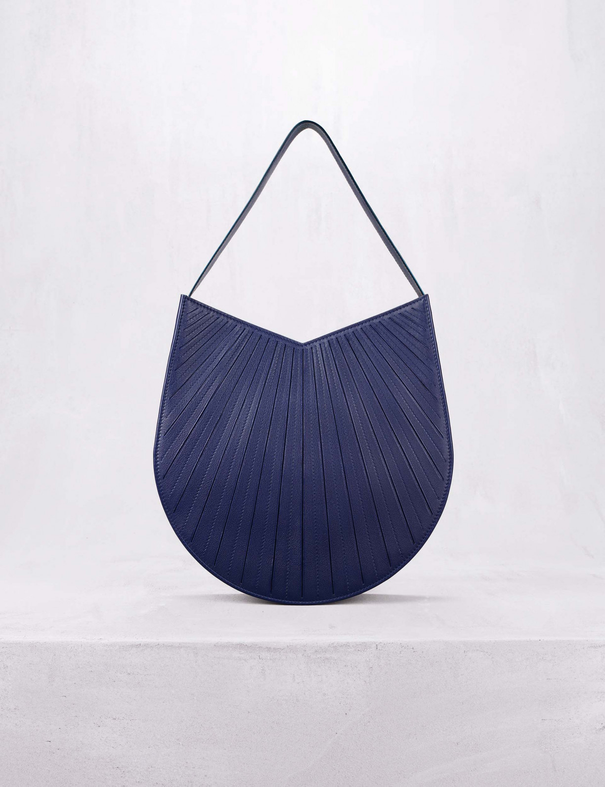 32.06 Hobo bag in pleated leather