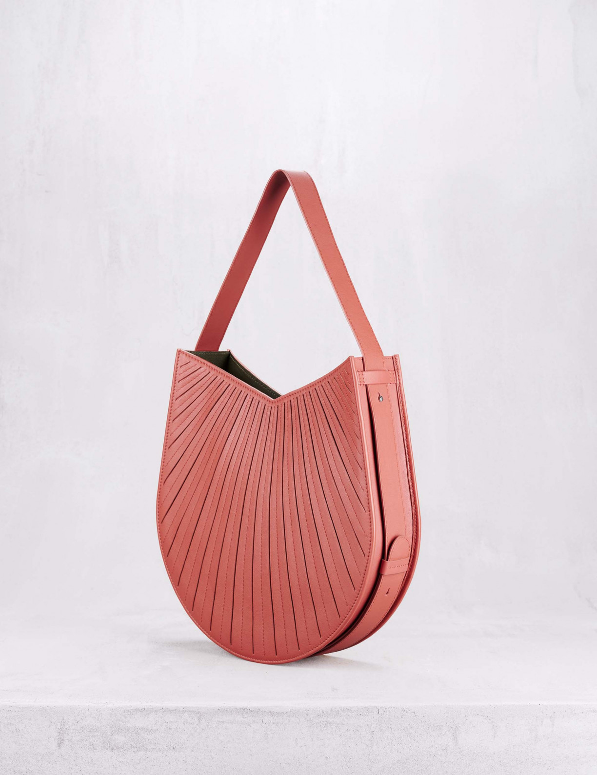 32.06 Hobo bag in pleated leather