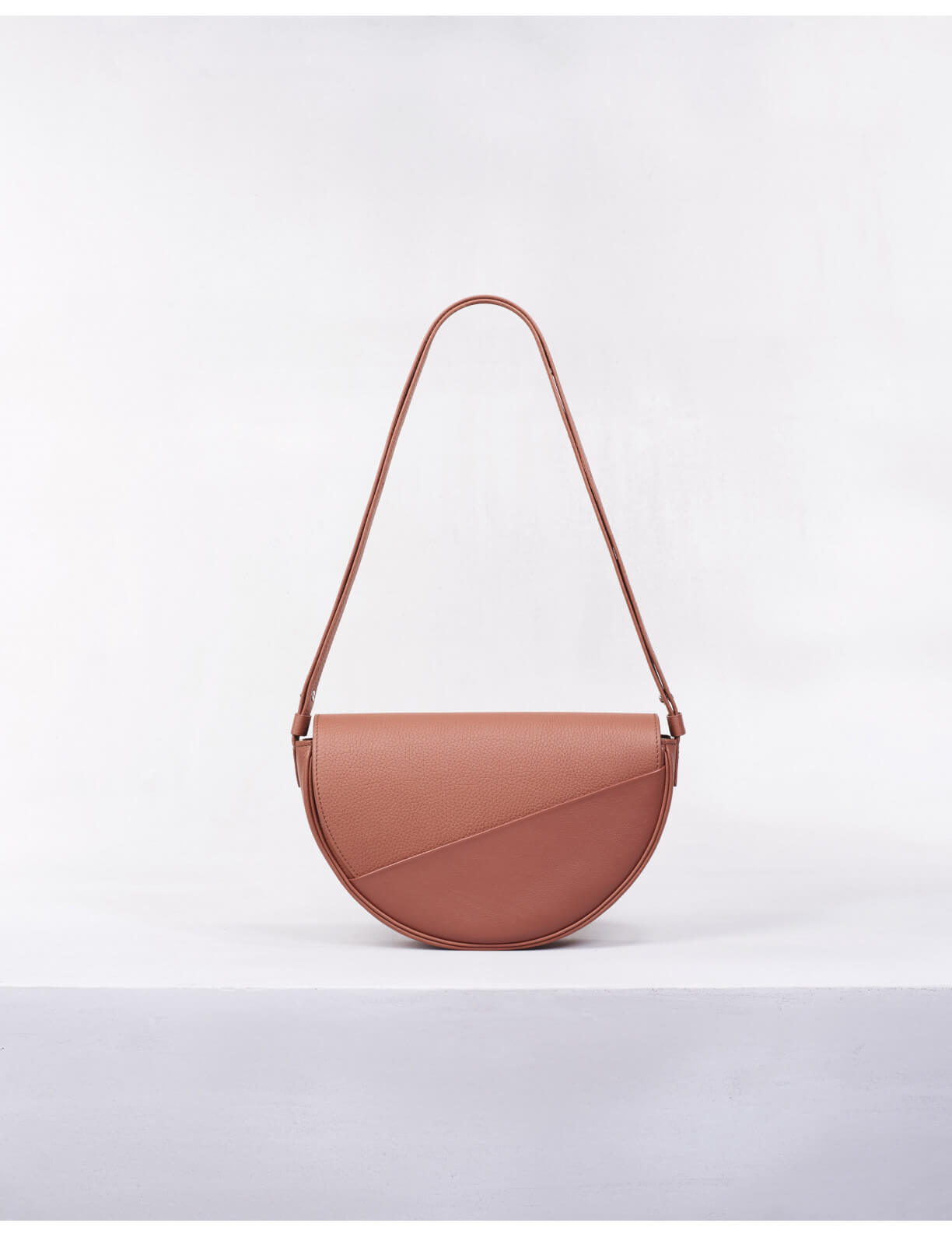 32.04 Cross body bag in leather