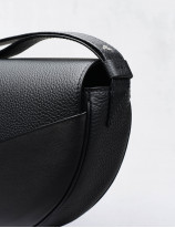 32.04 Cross body bag in leather
