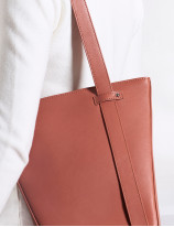 32.02 Bucket bag in leather