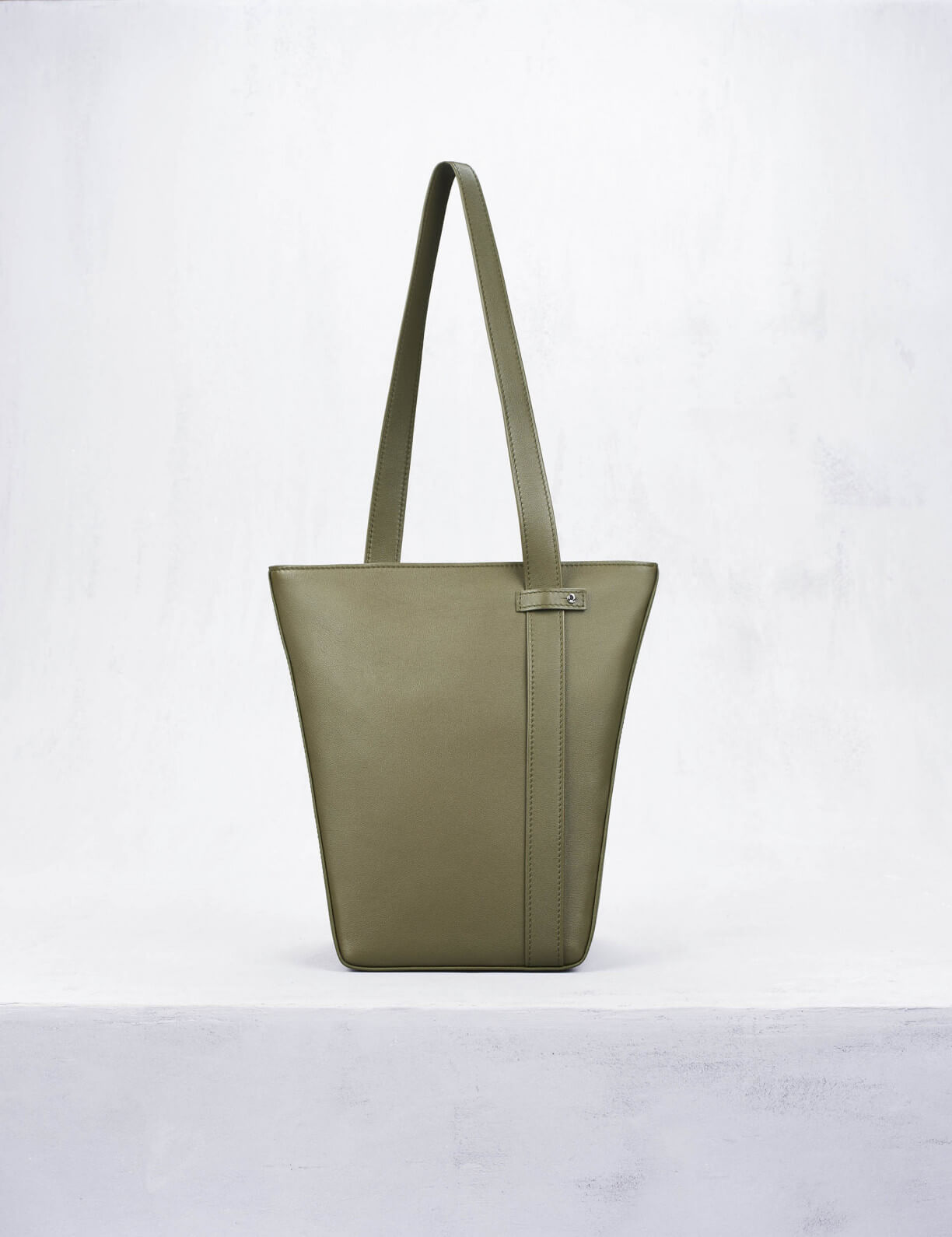 32.02 Bucket bag in leather