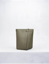 32.02 Bucket bag in leather