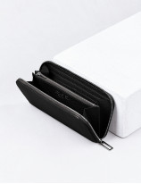 31.01 Zipped wallet in leather