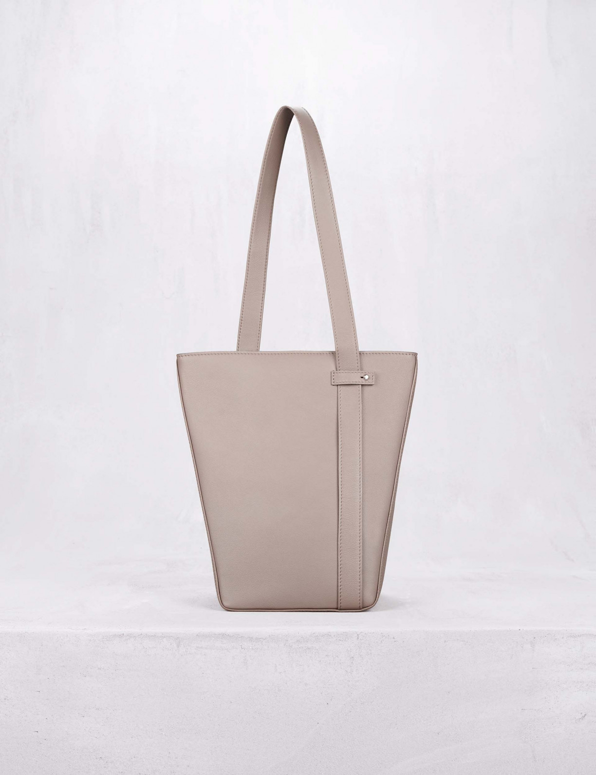 32.02 Bucket bag in leather