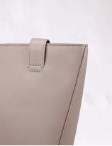 32.02 Bucket bag in leather