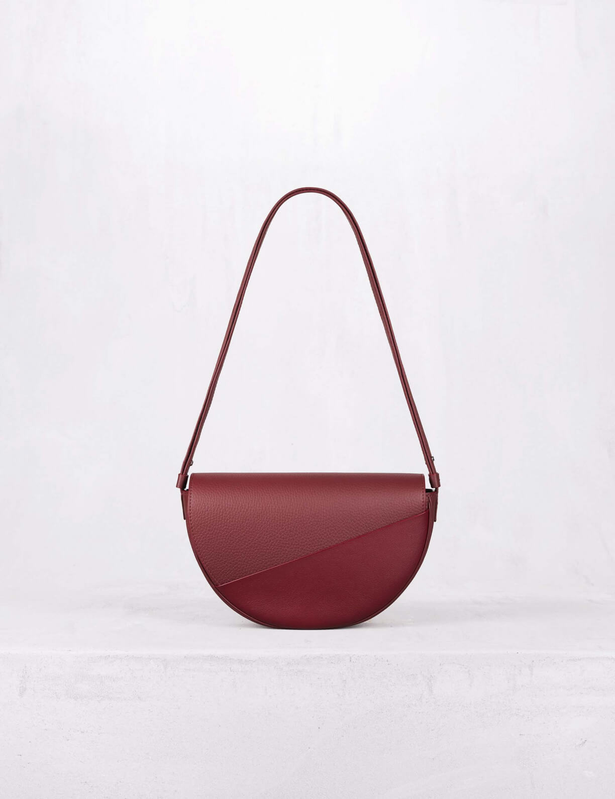 32.04 Cross body bag in leather