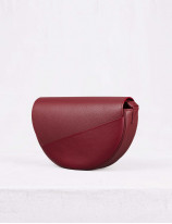 32.04 Cross body bag in leather