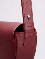 32.04 Cross body bag in leather