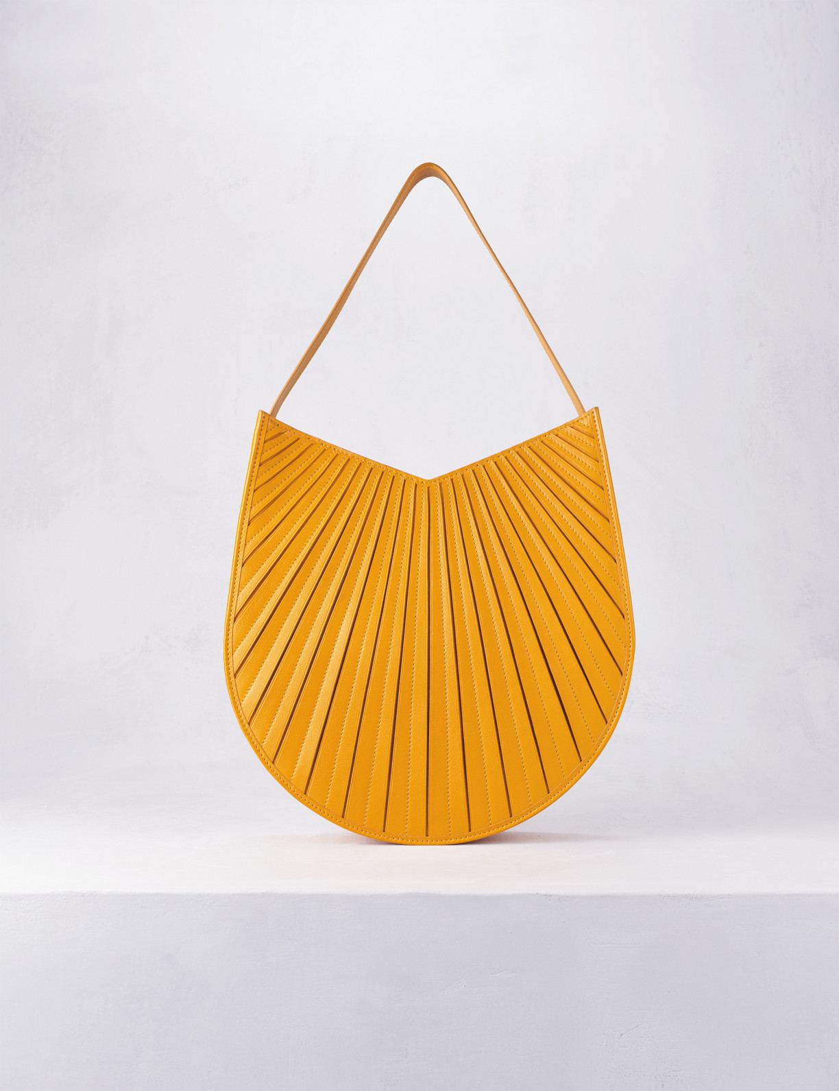 32.06 Hobo bag in pleated leather