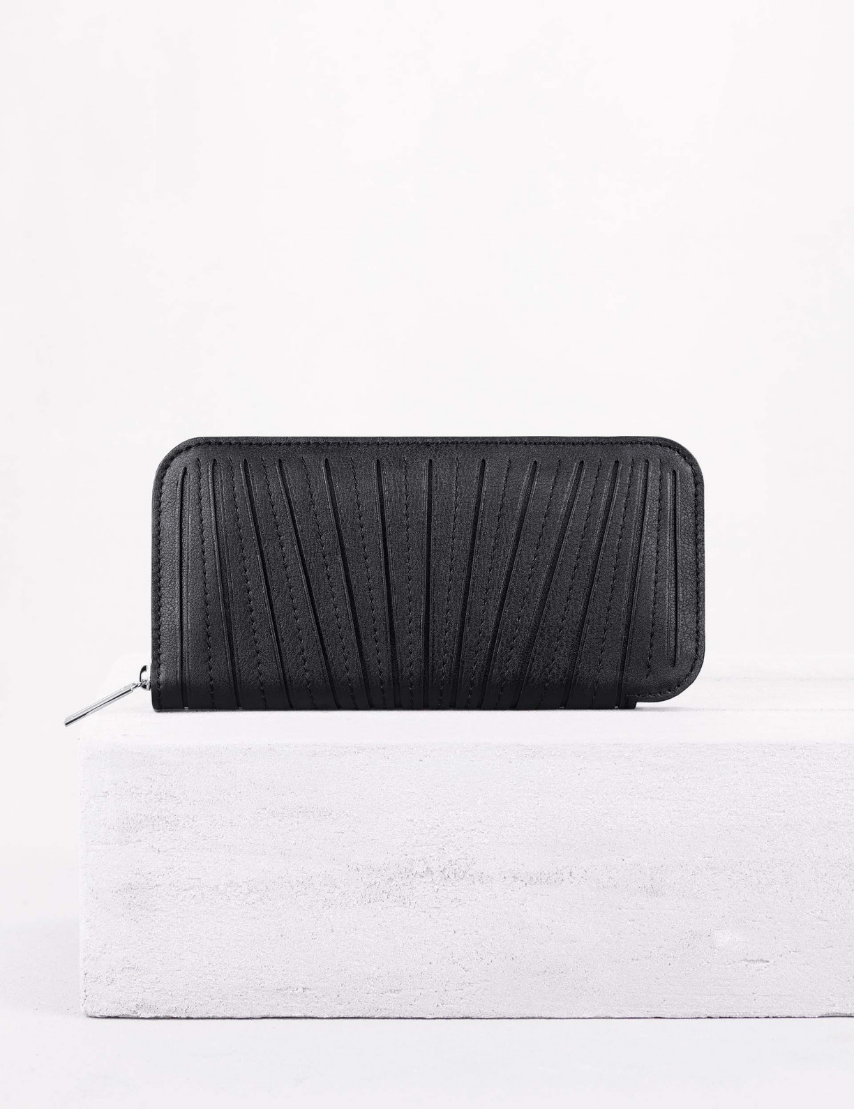 31.01 Zipped wallet in pleated leather