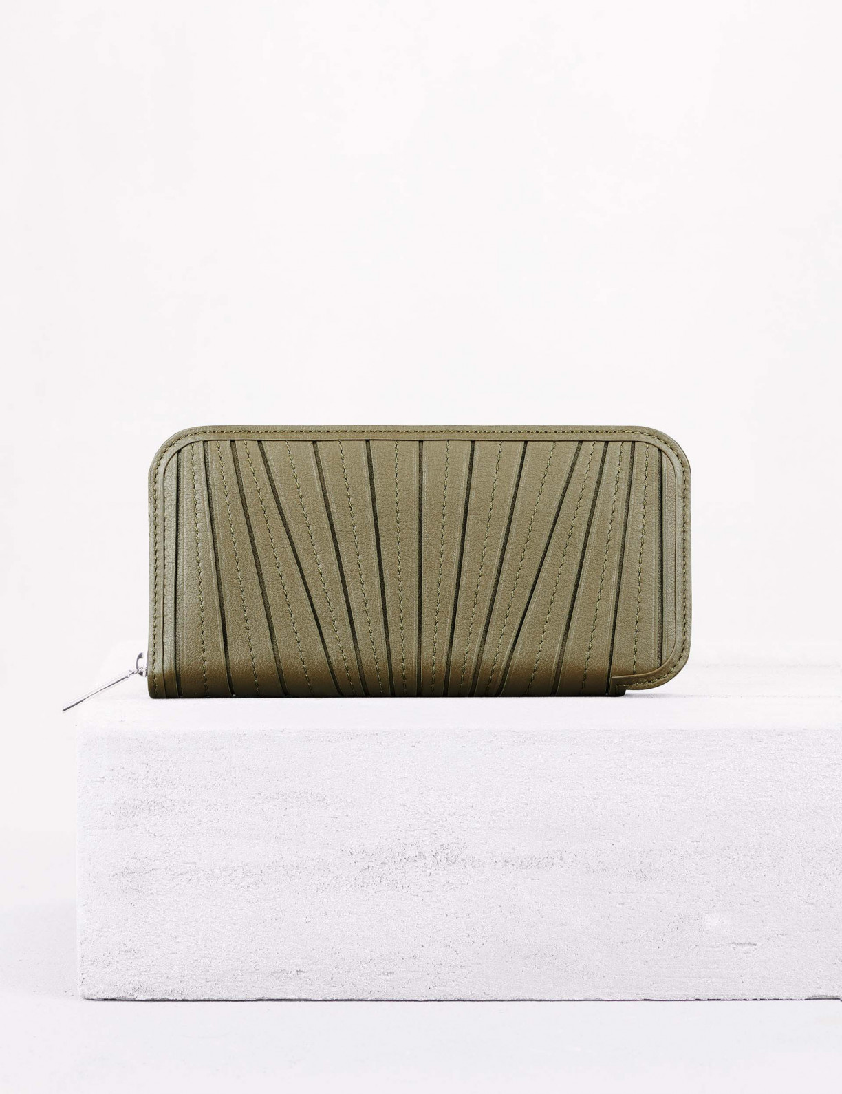 31.01 Zipped wallet in pleated leather