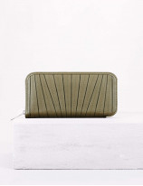 31.01 Zipped wallet in pleated leather