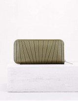 31.01 Zipped wallet in pleated leather