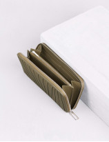 31.01 Zipped wallet in pleated leather