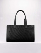 32.10 Soft leather tote bag in pleated leather