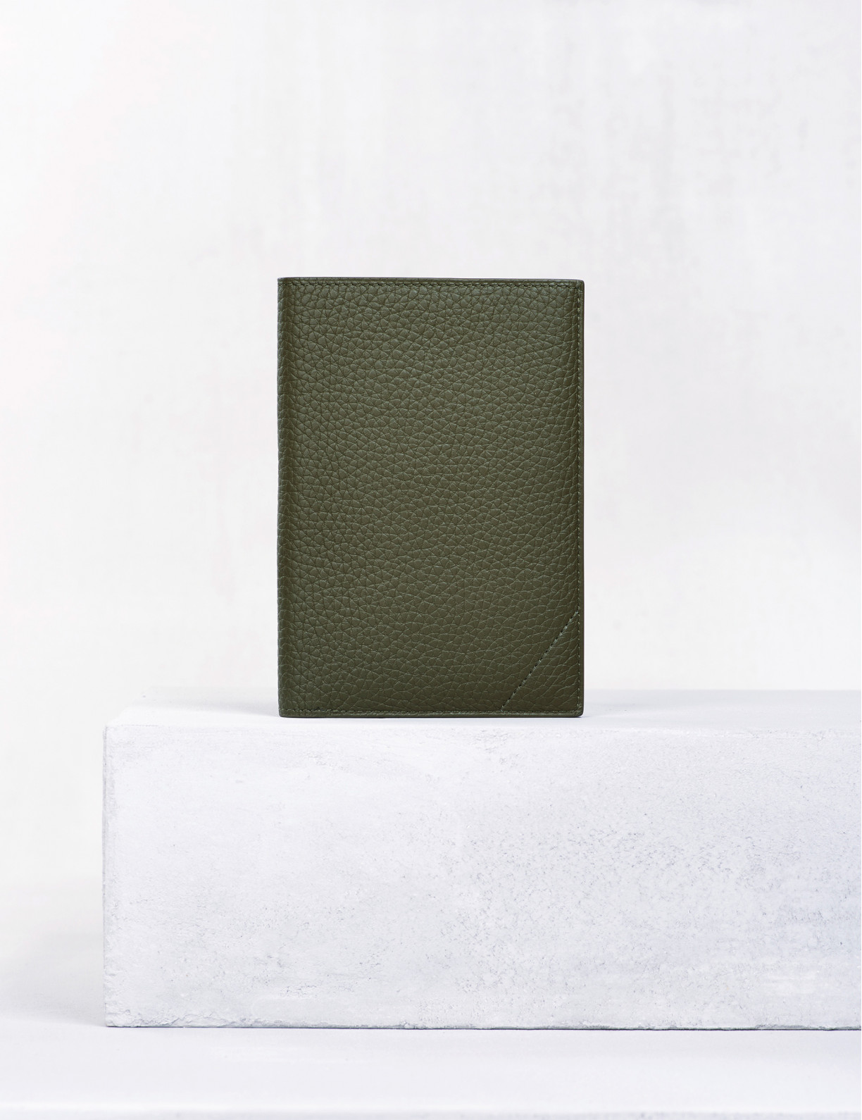 21.21 Passport holder with money clip bifold wallet in leather