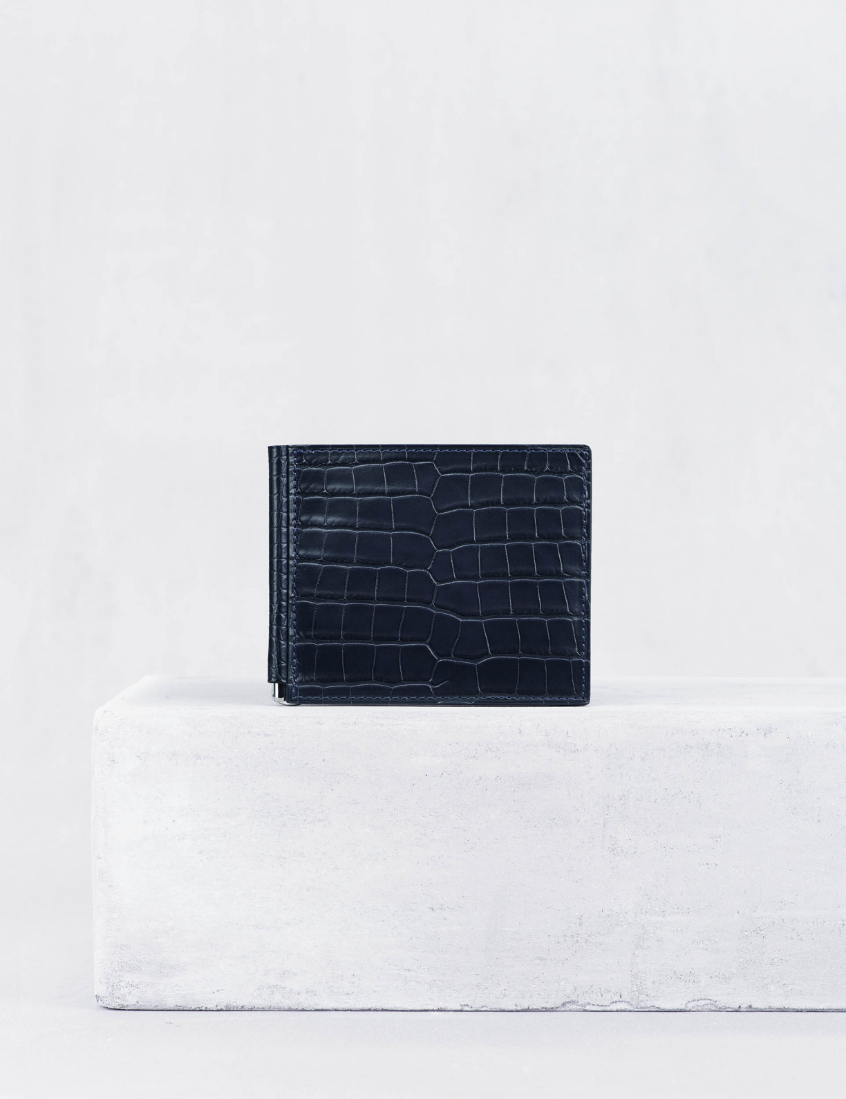 21.15 Money clip bifold wallet in alligator and smooth calfskin