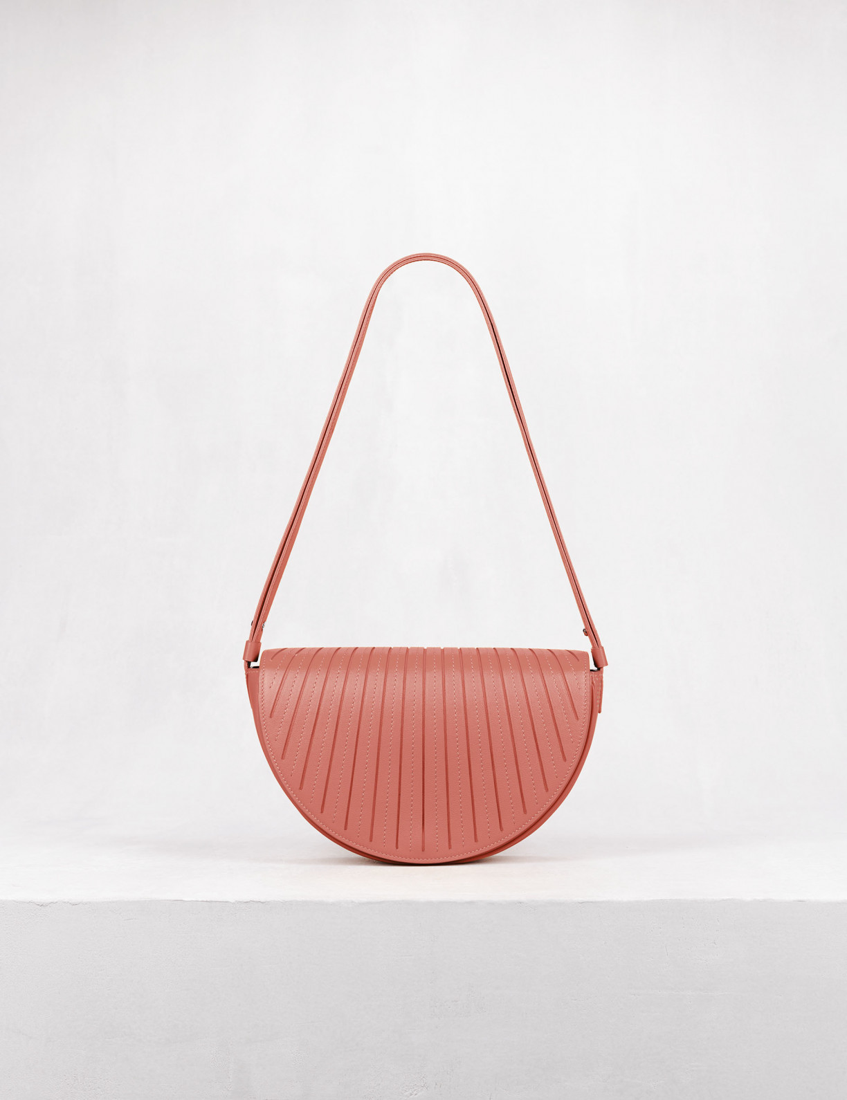 32.04 Cross body bag in pleated leather