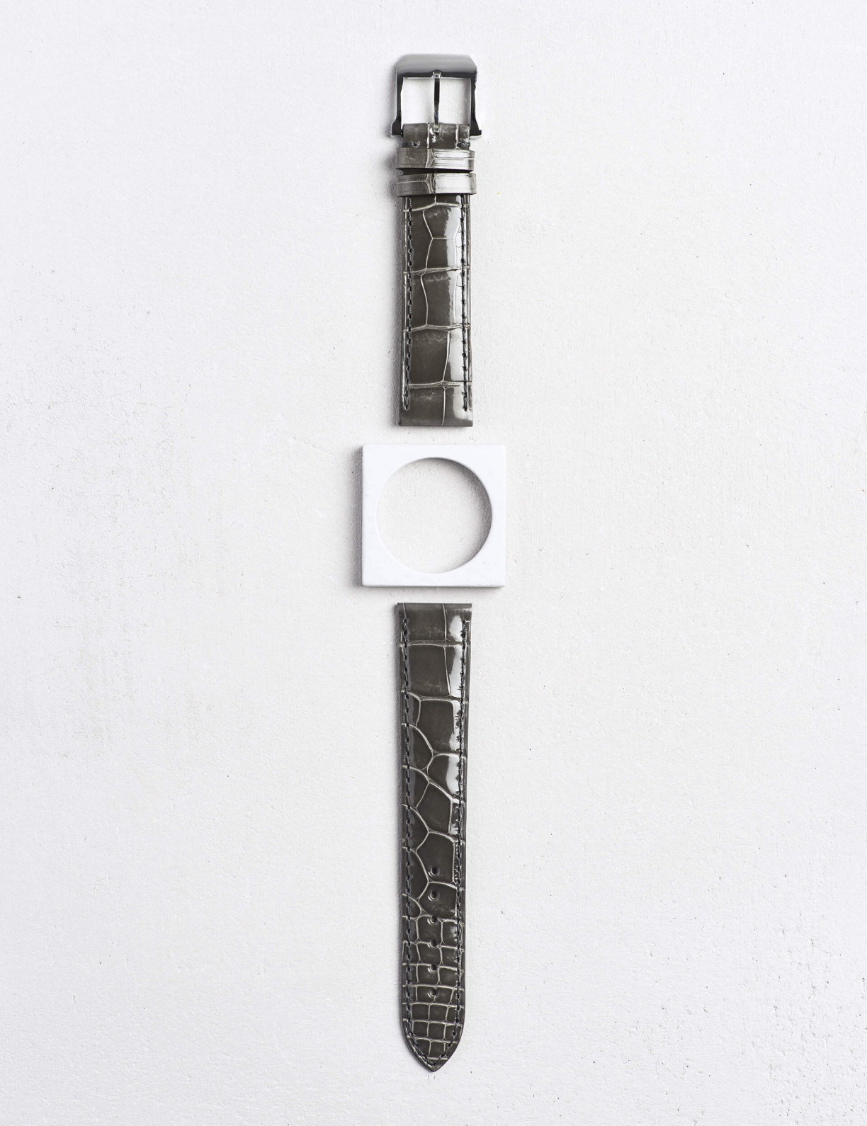 Leather watchstrap in shiny alligator square scales