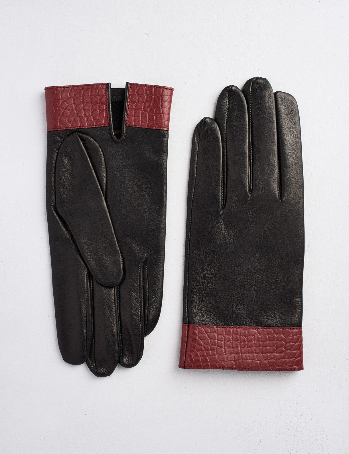 26.01 Gants avec empiècement en agneau et détails en alligator pour homme