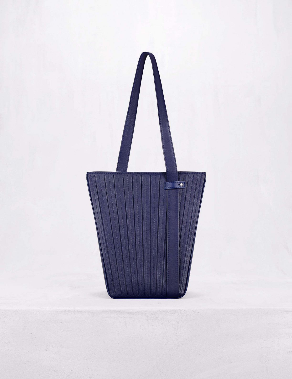 32.02 Bucket bag in pleated leather