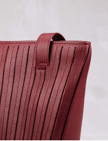 32.02 Bucket bag in pleated leather