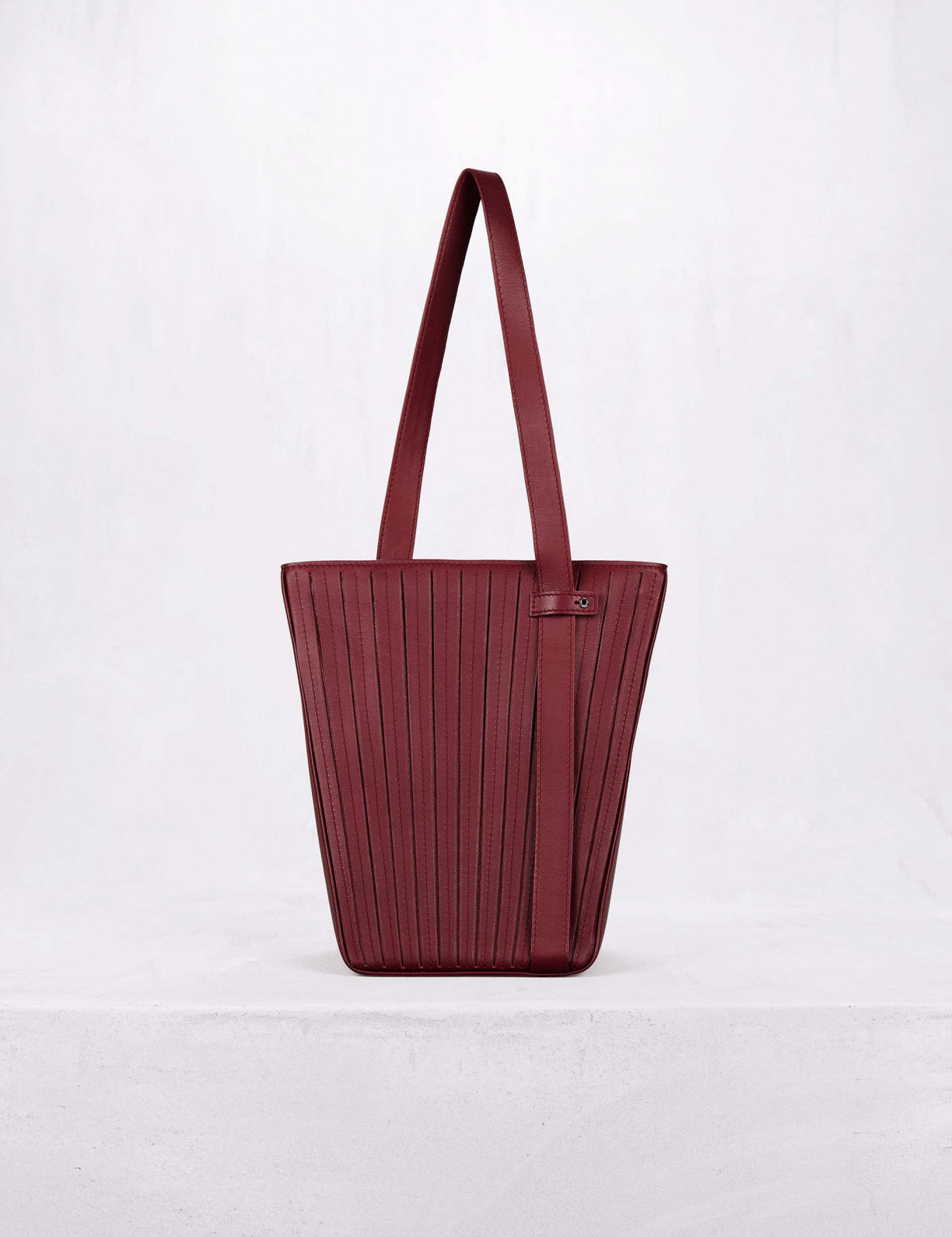 32.02 Bucket bag in pleated leather