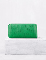 31.01 Zipped wallet in pleated leather