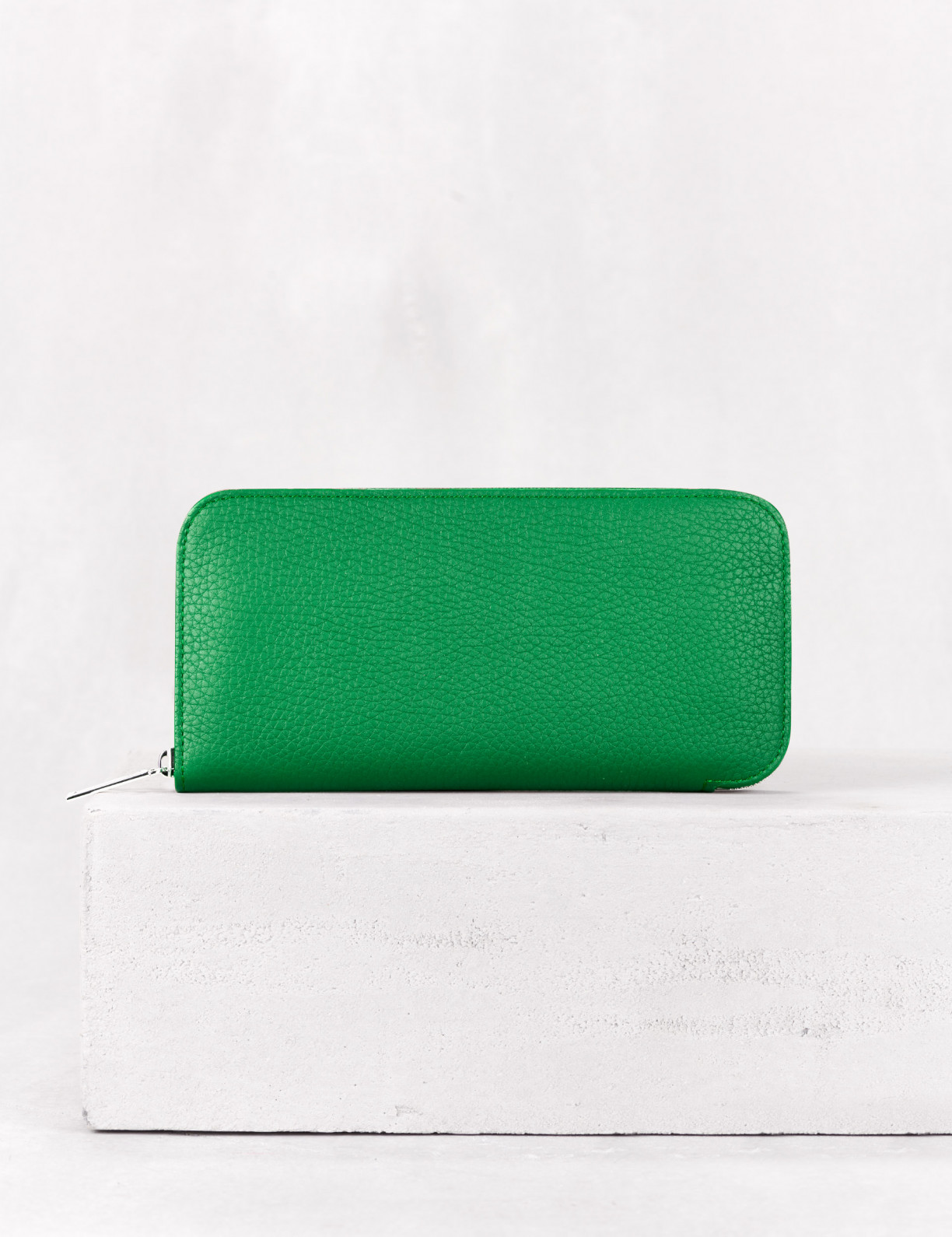 31.01 Zipped wallet in leather