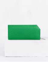 21.07 Zipped wallet in leather