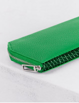 21.07 Zipped wallet in leather