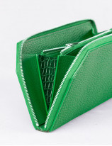 21.07 Zipped wallet in leather